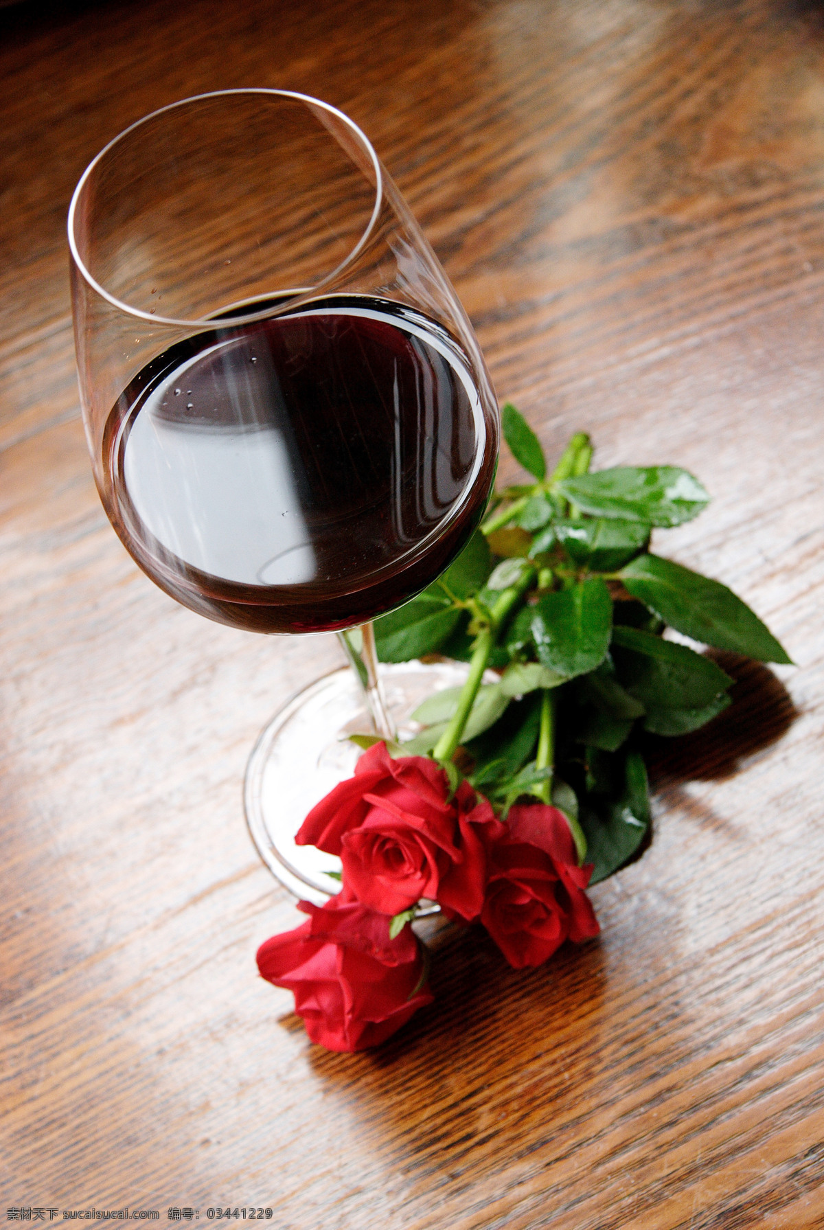 玫瑰花 葡萄酒 一杯葡萄酒 高脚杯 浪漫情调 品味生活 木板 情人节 高清图片 酒类图片 餐饮美食