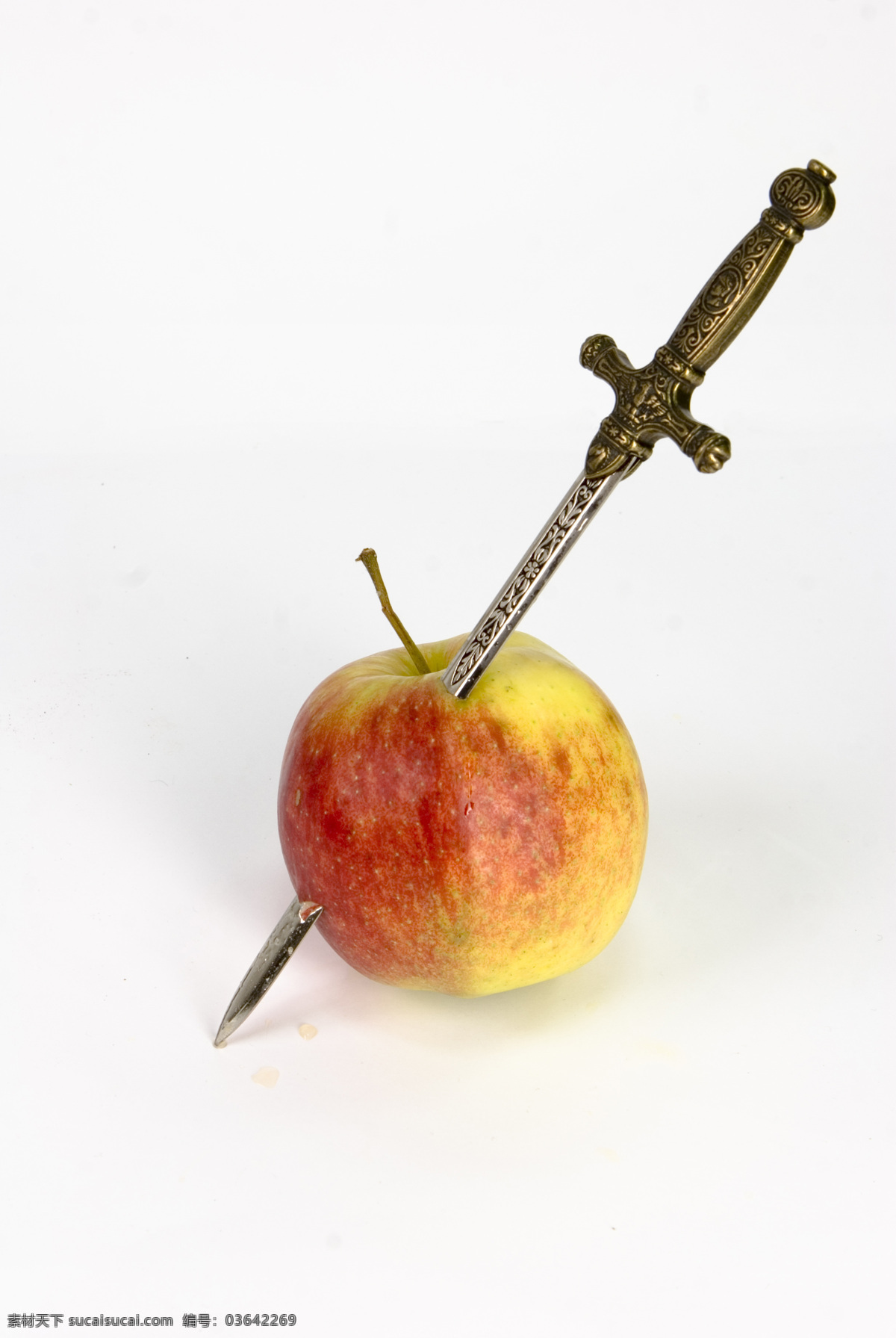 被穿透的苹果 高清水果 水果素材 创意水果 苹果 剑 水果 生物世界
