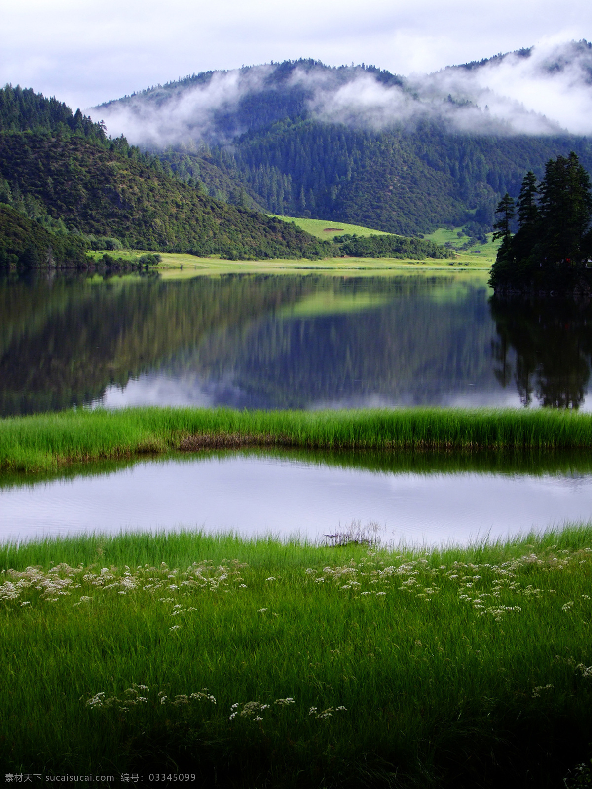 青山绿水 蓝天白云 雾气 山水一色 倒影 绿草 自然风景 自然景观