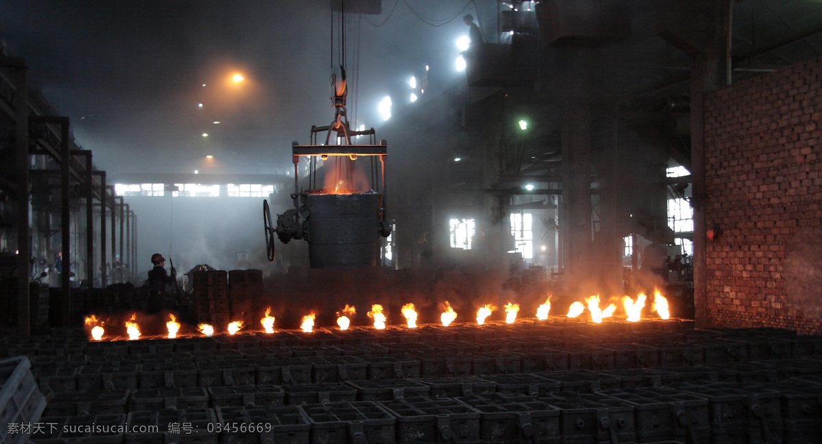 铸造车间 火光 铁水 昏暗 铸造 工业 钢铁 浇铸 炼钢 科技 现代 钢花 金属 加工 工厂 现代科技 工业生产