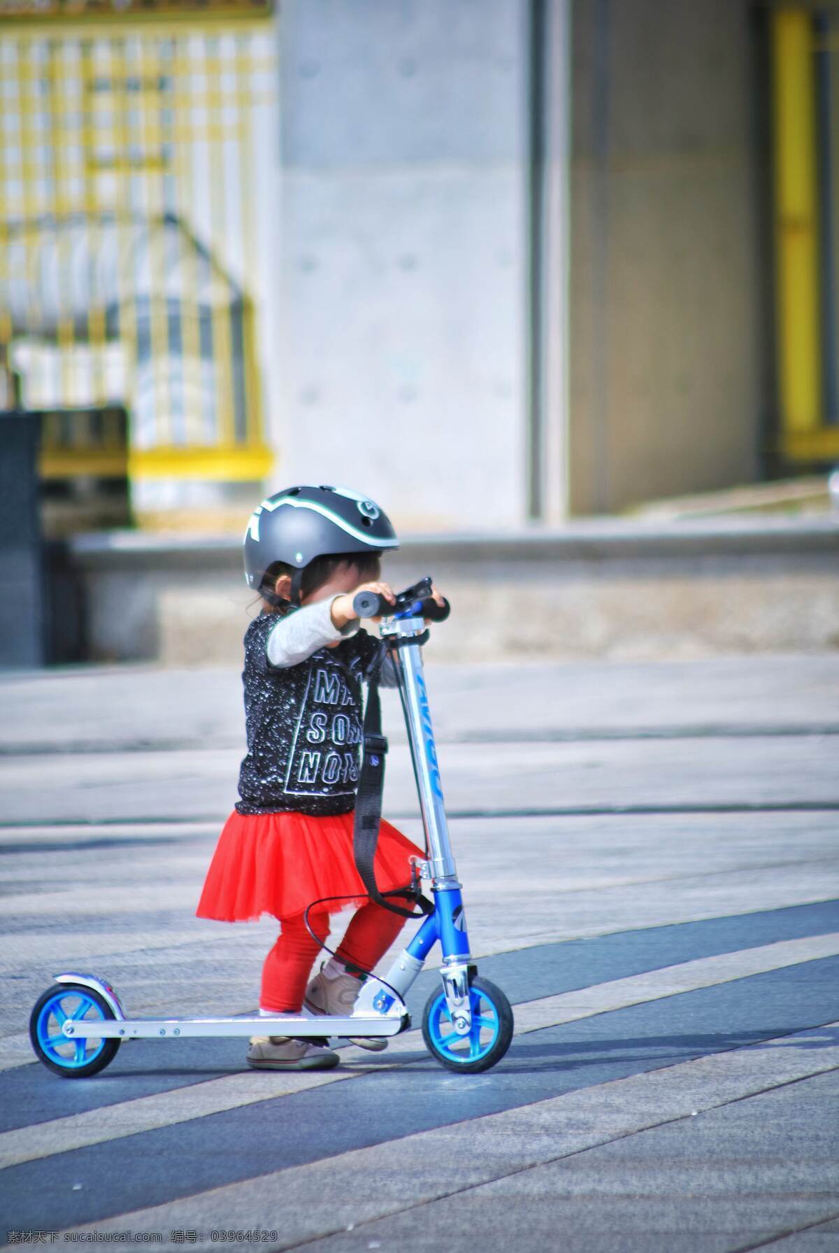 国外 可爱 嬉闹 儿童 小孩 高清 品质 设计用图 女孩 滑板车 红色 儿童人物摄影 人物图库 儿童幼儿