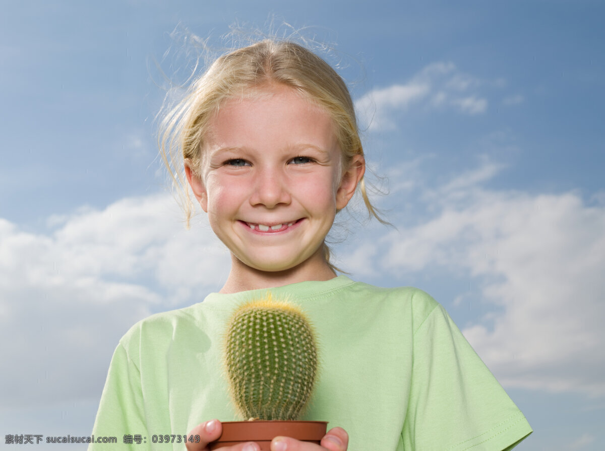 绿色 盆栽 女孩 儿童 孩子 绿色植物 环保主题 人物摄影 儿童图片 人物图片