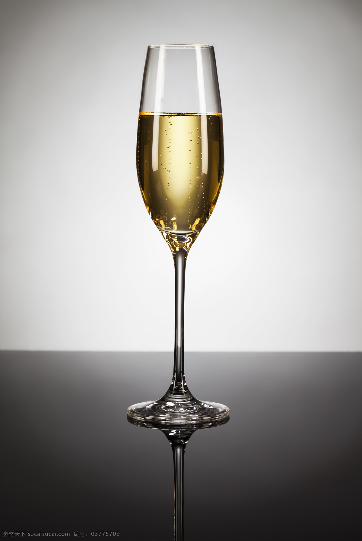 一杯 饮料 桌子 玻璃杯 高角杯 香槟 饮料图片 餐饮美食