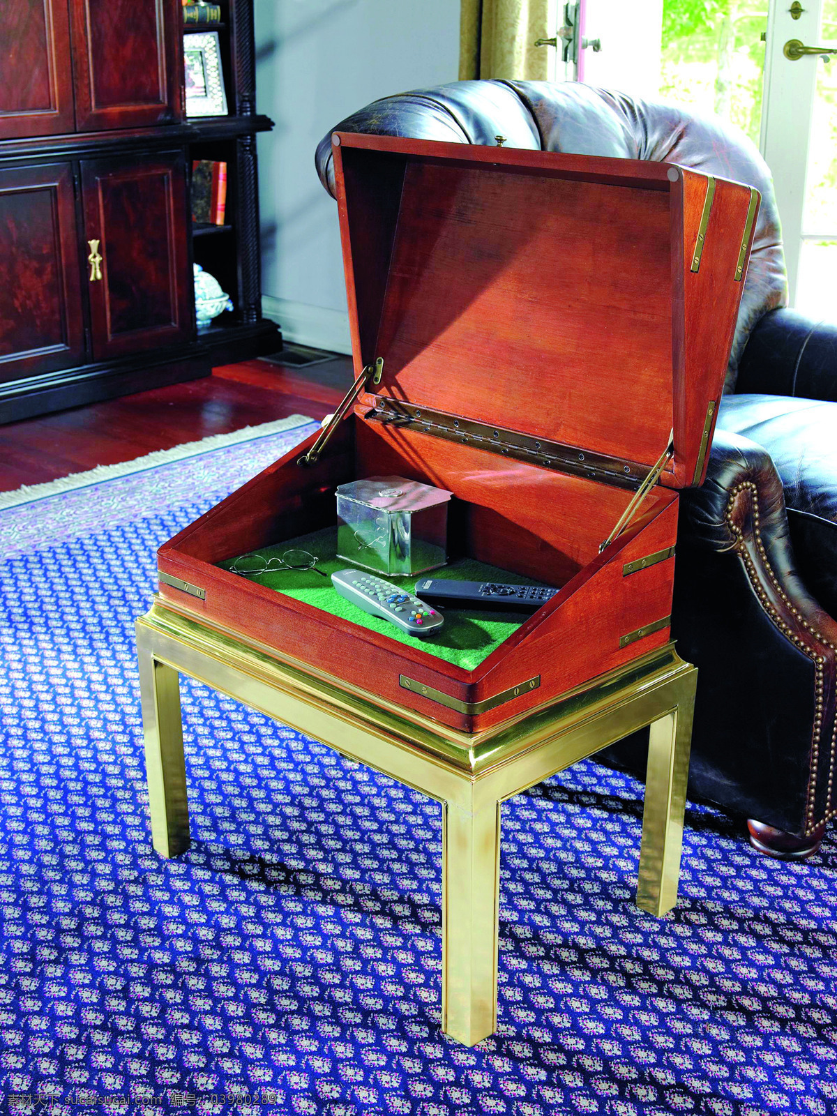 客厅 里 红木 箱子 地毯 盒子 家具 沙发 眼镜 遥控器 铁皮箱