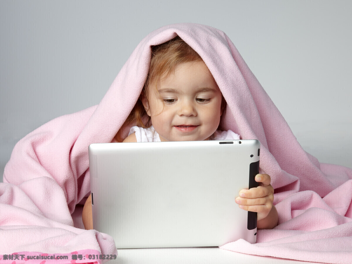 披 毛巾 上网 婴儿 平板电脑 电脑 宝宝 出生婴儿 快乐儿童 小孩子 baby 儿童幼儿 宝宝摄影 宝宝图片 人物图片