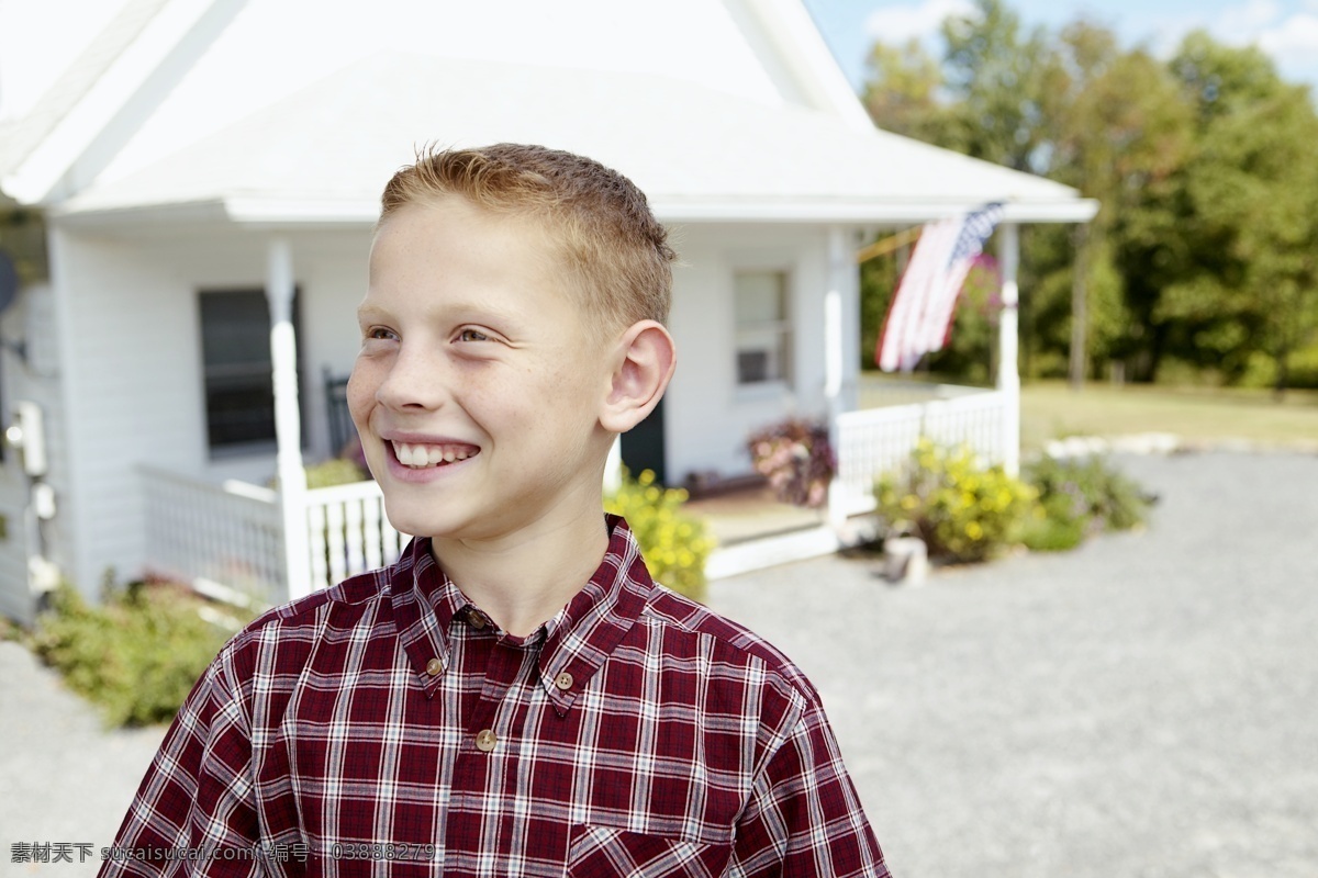 微笑 男孩 房子 草地 大树 家庭 帅气的男孩 设计素材 外国男孩 儿童图片 人物图片