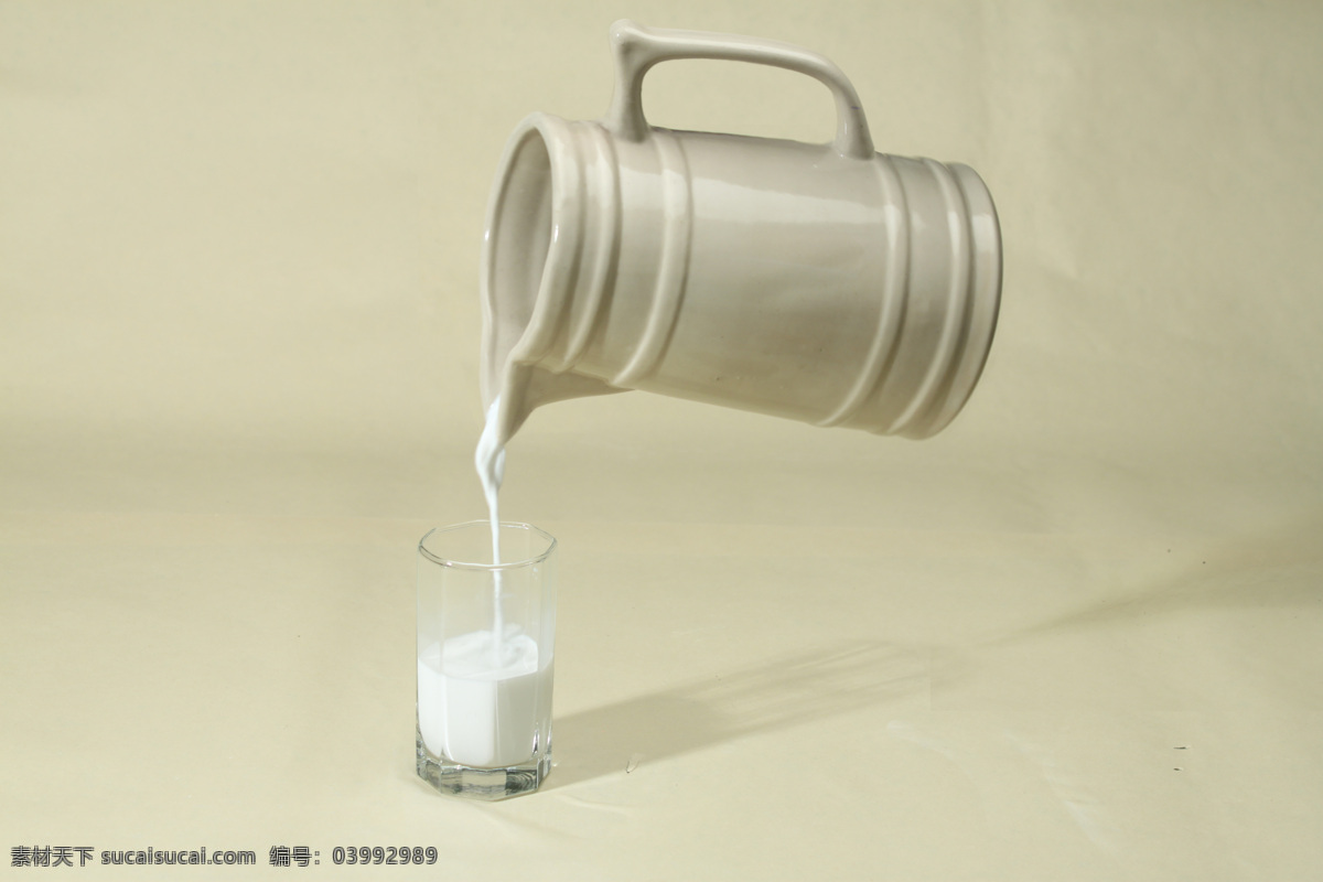 玻璃杯 牛奶 生活百科 生活素材 陶瓷 会 倒 倒牛奶 陶罐 手工艺品 数字合成 米白色陶瓷 psd源文件 餐饮素材