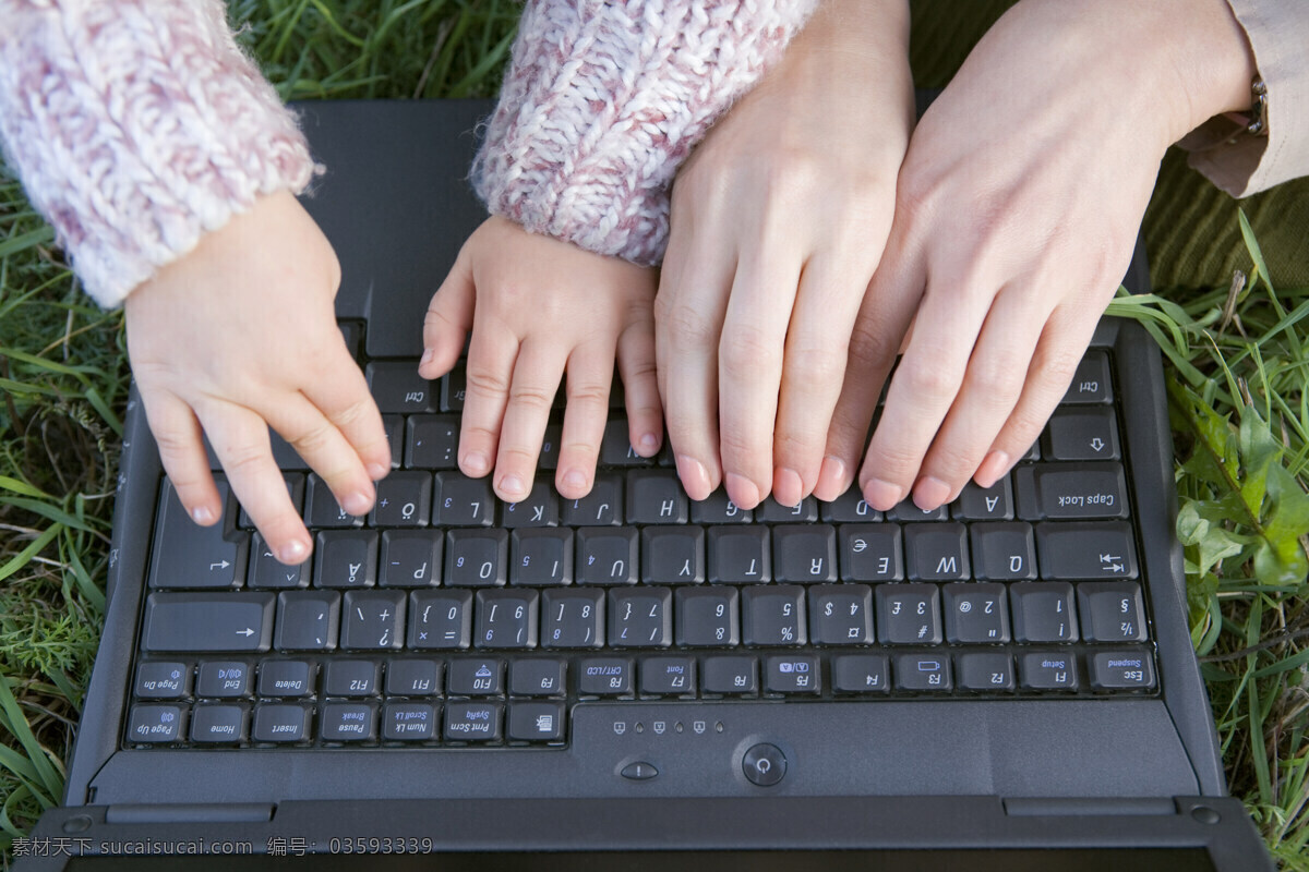 玩电脑 母女 家庭人物 外国女性 美女 妈妈 小女孩 温馨 幸福家庭 户外 草地 笔记本电脑 生活人物 人物图片