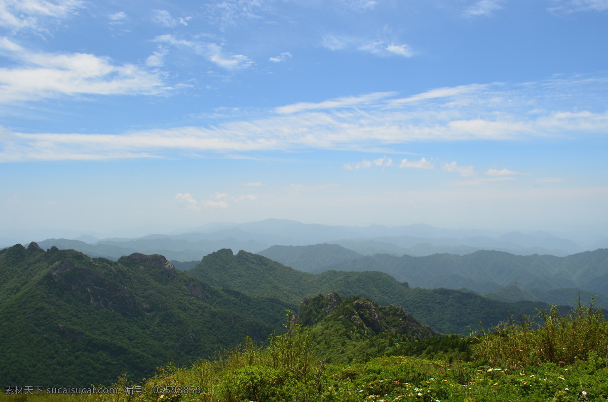 一览众山小 蓝天 白云 阳光 植被 灌木 天空 远山 大山 小草 云层 光影 秦岭 夏天 辽阔 高山 草甸 秦岭山水 自然风景 自然景观