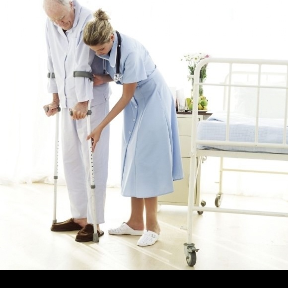 护士照顾病人 病人 护士 行走 人物图库 职业人物 医生护士 摄影图