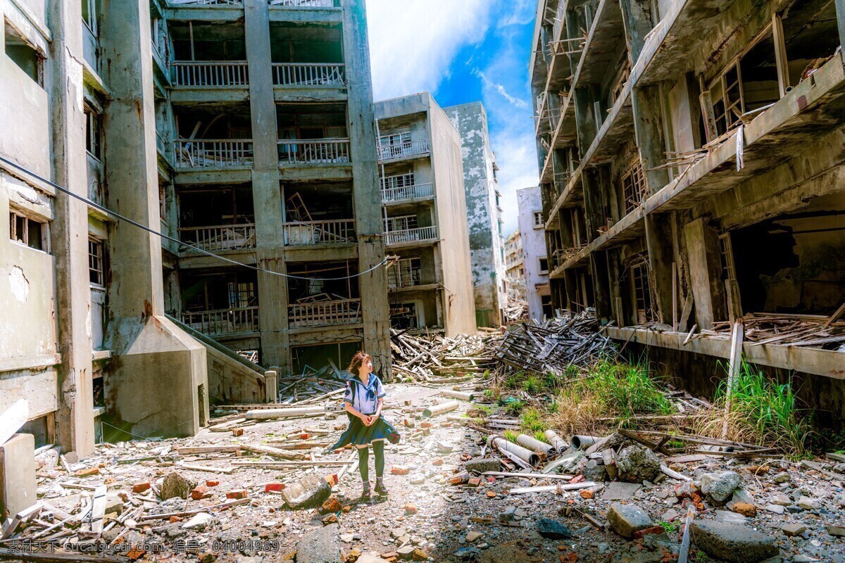 废墟中的女子 建筑 废墟 灾难 地震 海啸 日本 共享摄影图片 生活百科 生活素材