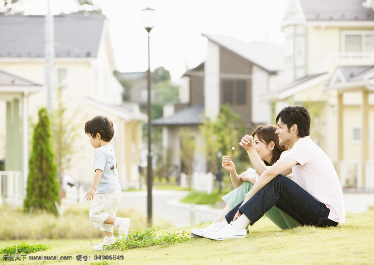 三口 之家 户外 游玩 城郊 坐在 草地 上 父母 爸爸 妈妈 小男孩 儿童 房子 家 和谐 人物素材 家庭 幸福 一家人 高清图片 生活人物 人物图片