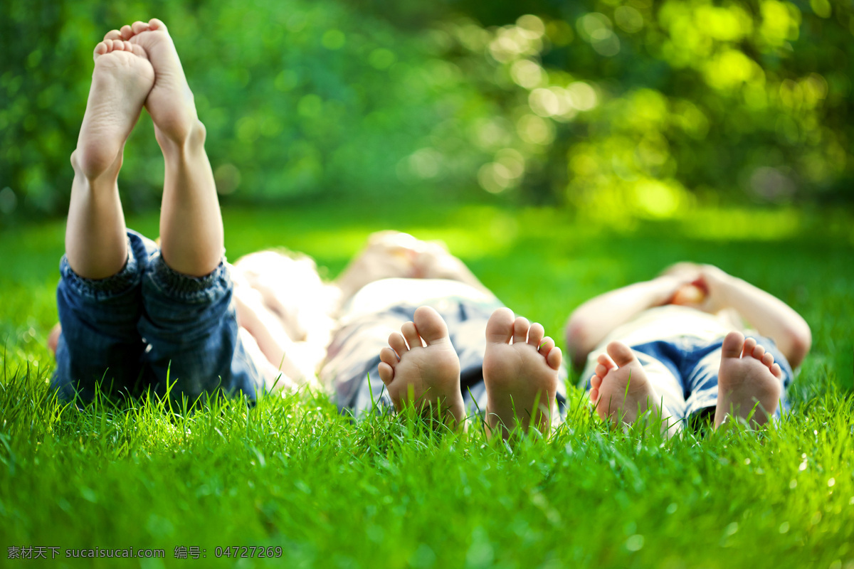 躺 草地 上 玩耍 孩子 儿童 自然景色 人物图库 人物摄影 儿童图片 人物图片