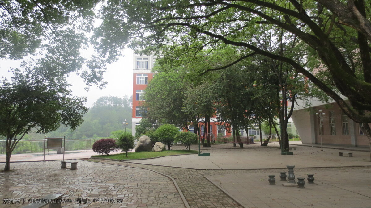 大树 风景照片 公园 建筑景观 教学楼 楼房 石桌 学校一角 学校 校园 学习去 树荫 石椅 自然景观 psd源文件