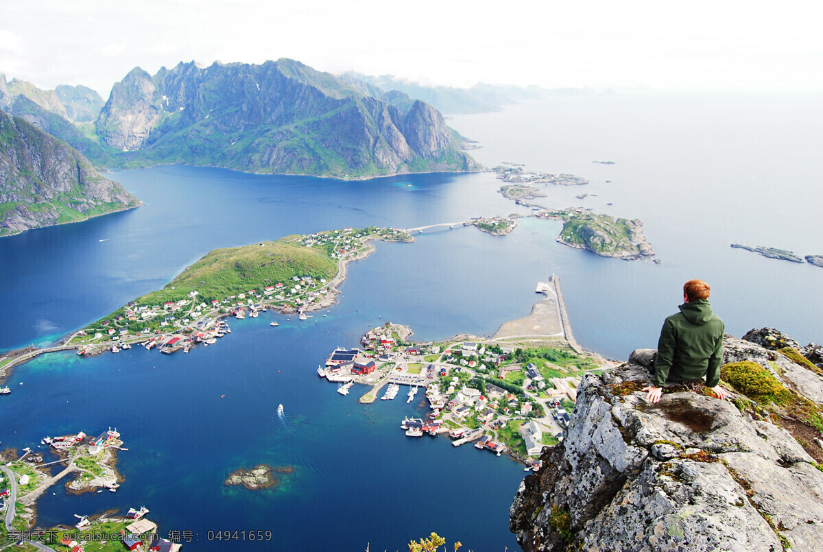 挪威 海边 海岛 海洋 岩石 悬崖 游船 船只 船舶 暗礁 海港 港口 壮观 美景 梦幻 景观 自然景色 自然风景 旅游摄影