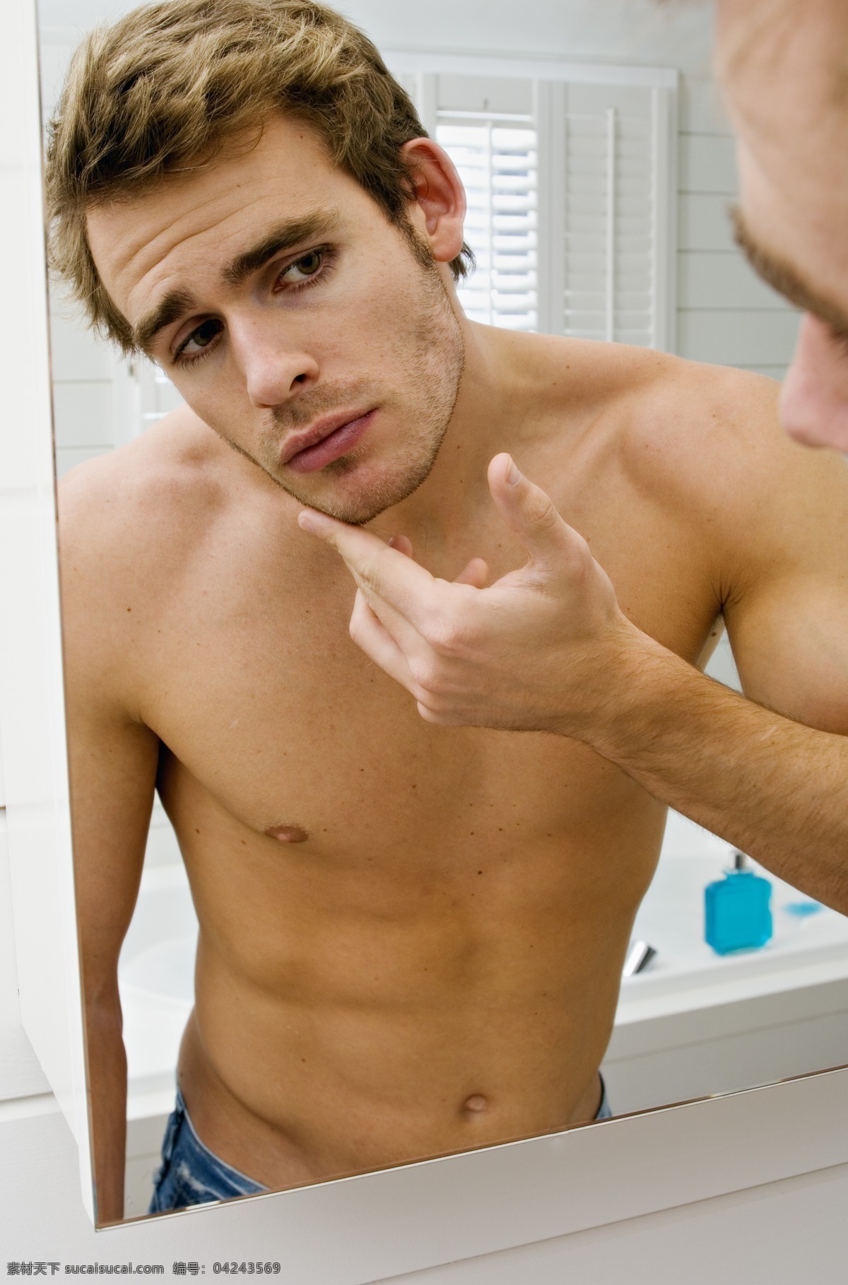 镜子 摆 酷 男人 浴室情侣 浴室 家居 生活 片子 人物摄影 人物图库 年轻男人 浴室里的男人 外国男人 摆酷的男人 照镜子的男人 男人图片 人物图片