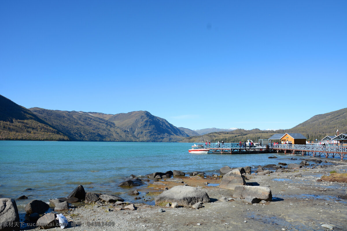 国内旅游 河流 湖水 枯木 蓝天 流水 旅游摄影 青草 喀纳斯湖 新疆 喀纳斯 秋天 雪山 针叶林 树林 山脉 阳光 枯草 松树 石头 游客 游艇 栈道 观赏台 新疆旅游 风景 生活 旅游餐饮