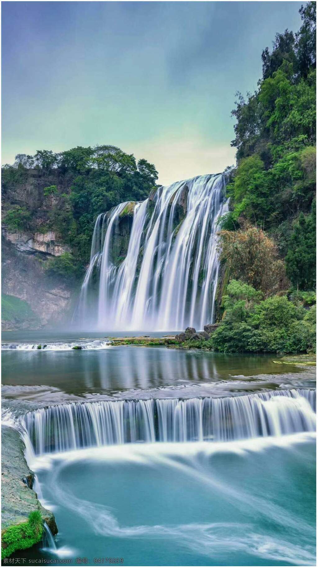 银白色的瀑布 绿山旁的瀑布 悬崖上的瀑布 春天的瀑布 美丽的瀑布 瀑布拍摄 瀑布旅游 自然景观 山水风景