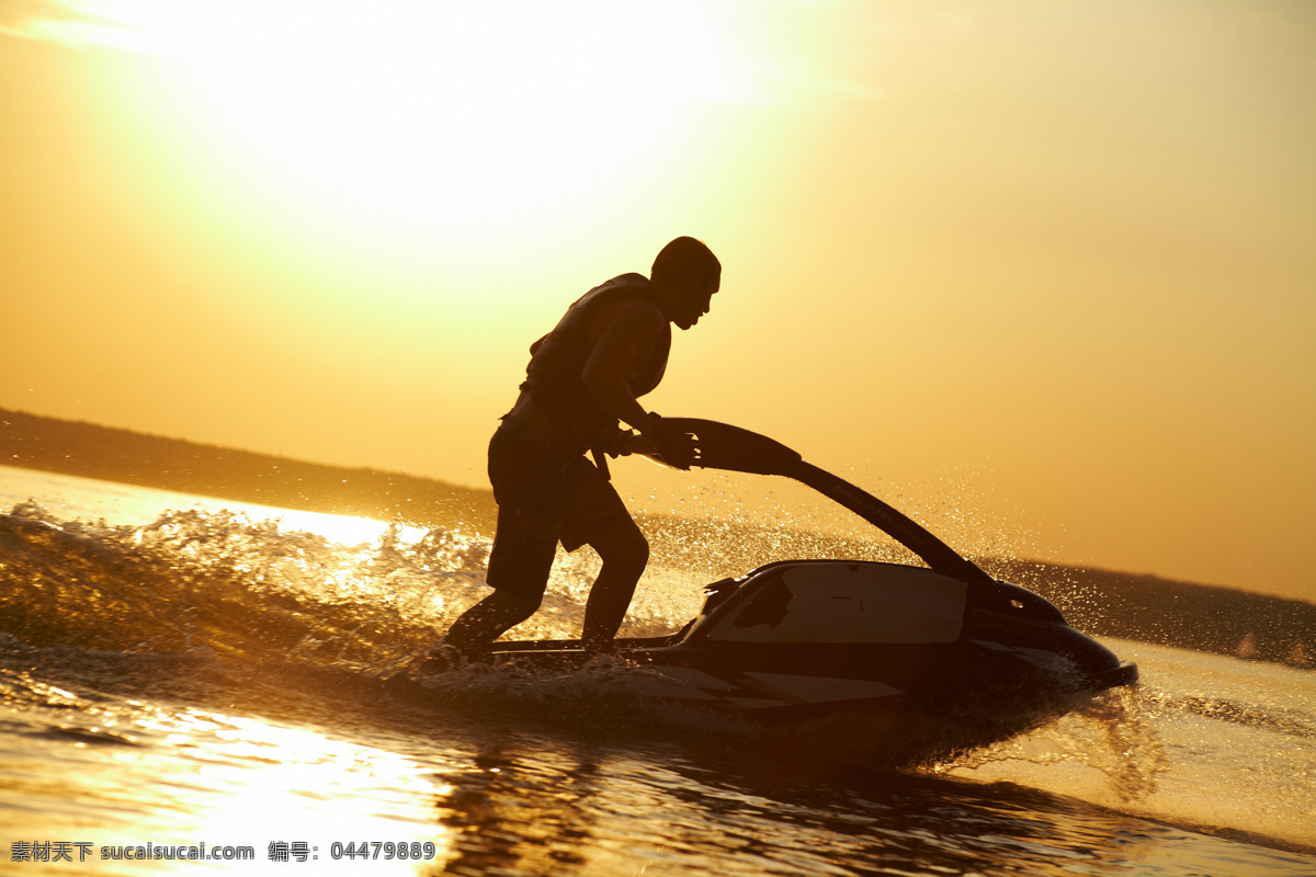 阳光 下 水上 摩托 运动员 运动 体育运动 水上摩托 水花 人物摄影 汽车图片 现代科技