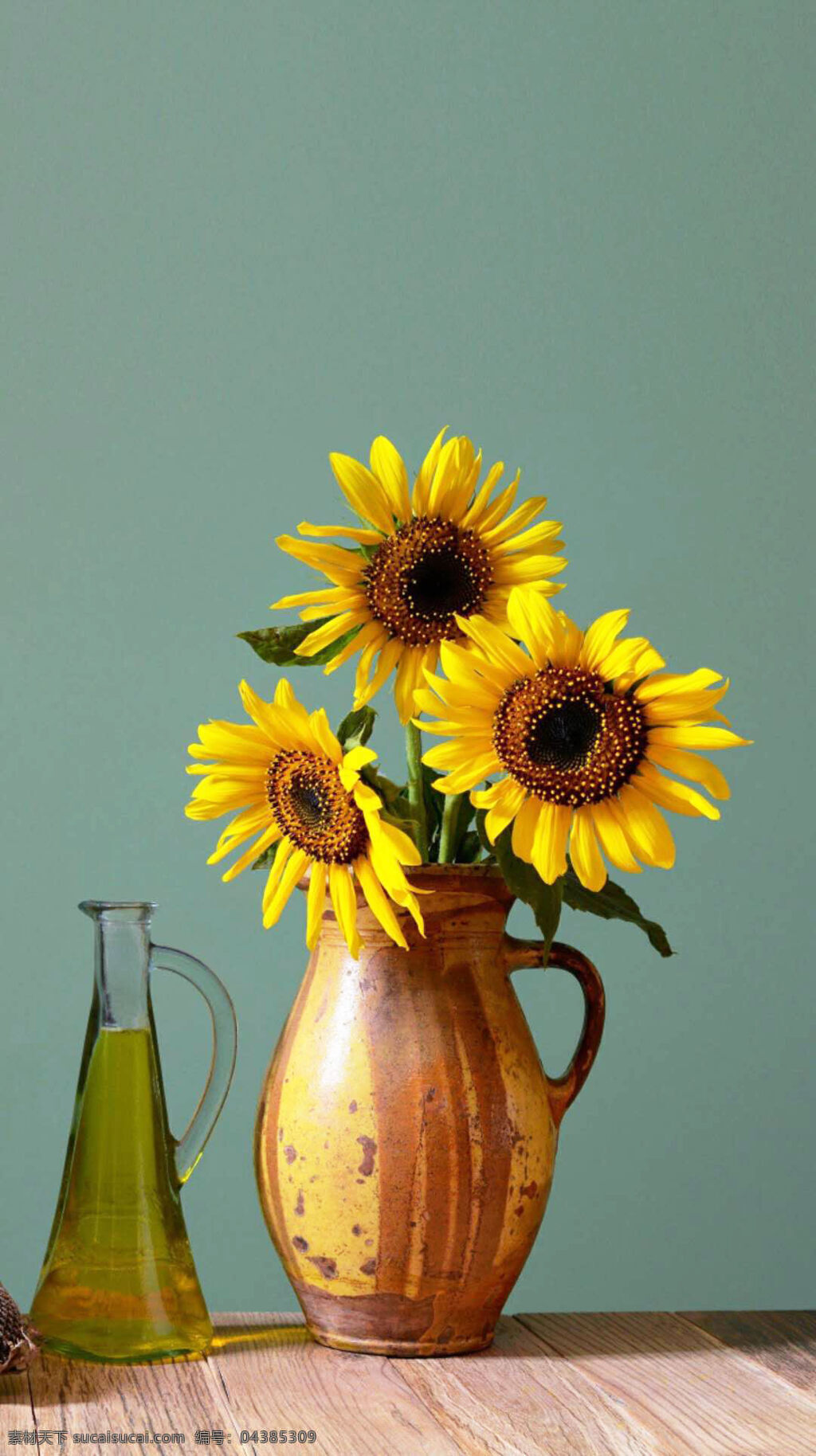 向日葵插花 黄色的向日葵 美丽的向日葵 清新的向日葵 玻璃瓶 木桌 室内摆放 房间装饰 生活百科 娱乐休闲
