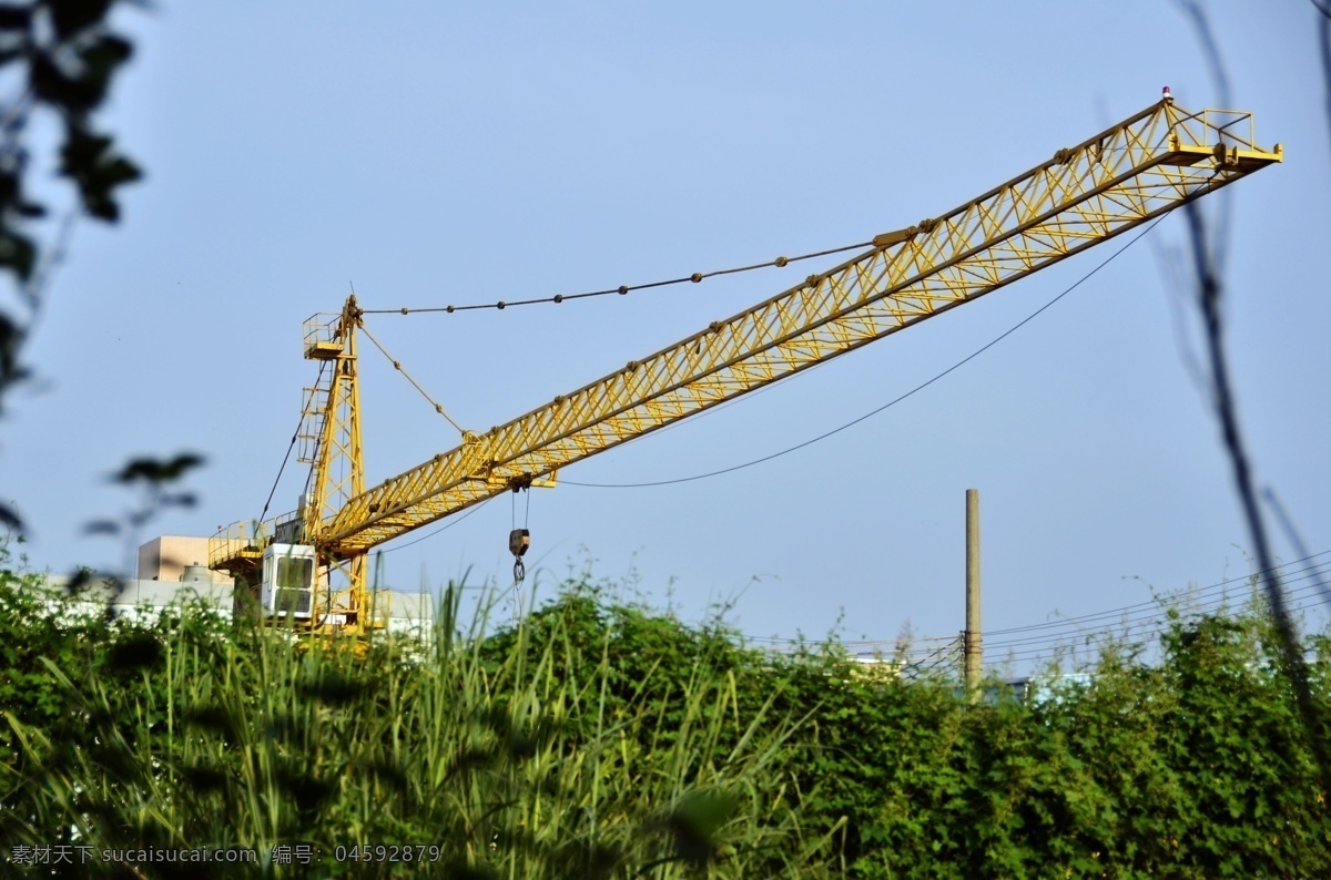 米 大型 塔吊 营建 施工机具 蓝天 树木 工业生产 现代科技
