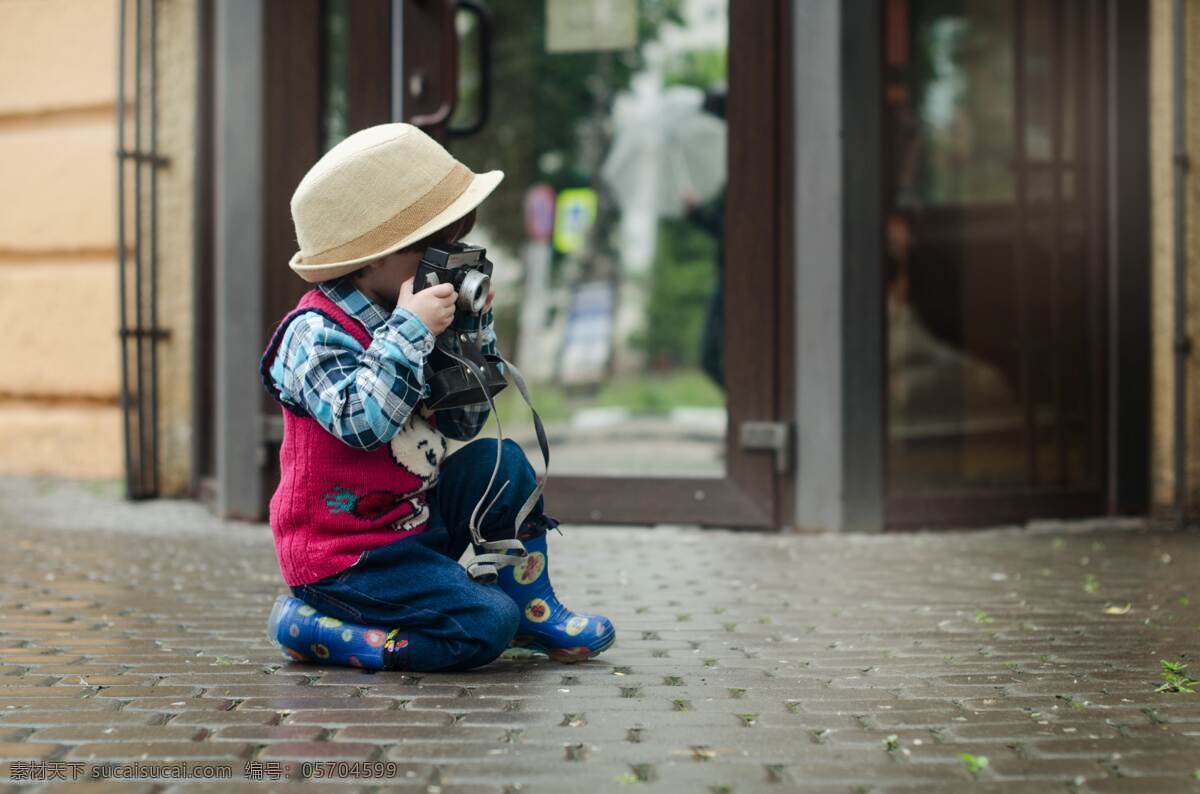 国外 可爱 嬉闹 儿童 小孩 高清 品质 设计用图 相机 街道 路面 儿童人物摄影 人物图库 儿童幼儿
