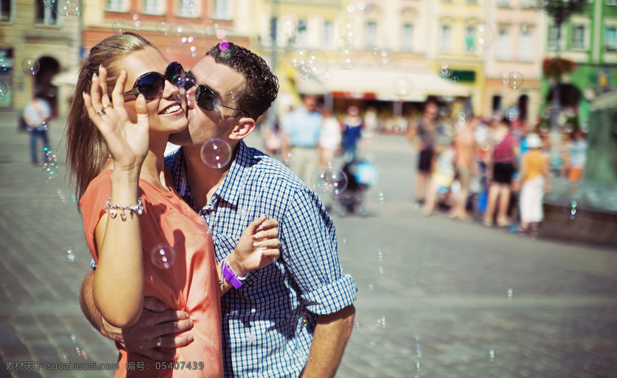 街道 上 亲吻 情侣 气泡 夫妻 男人 女人 外国人物 情侣图片 人物图片