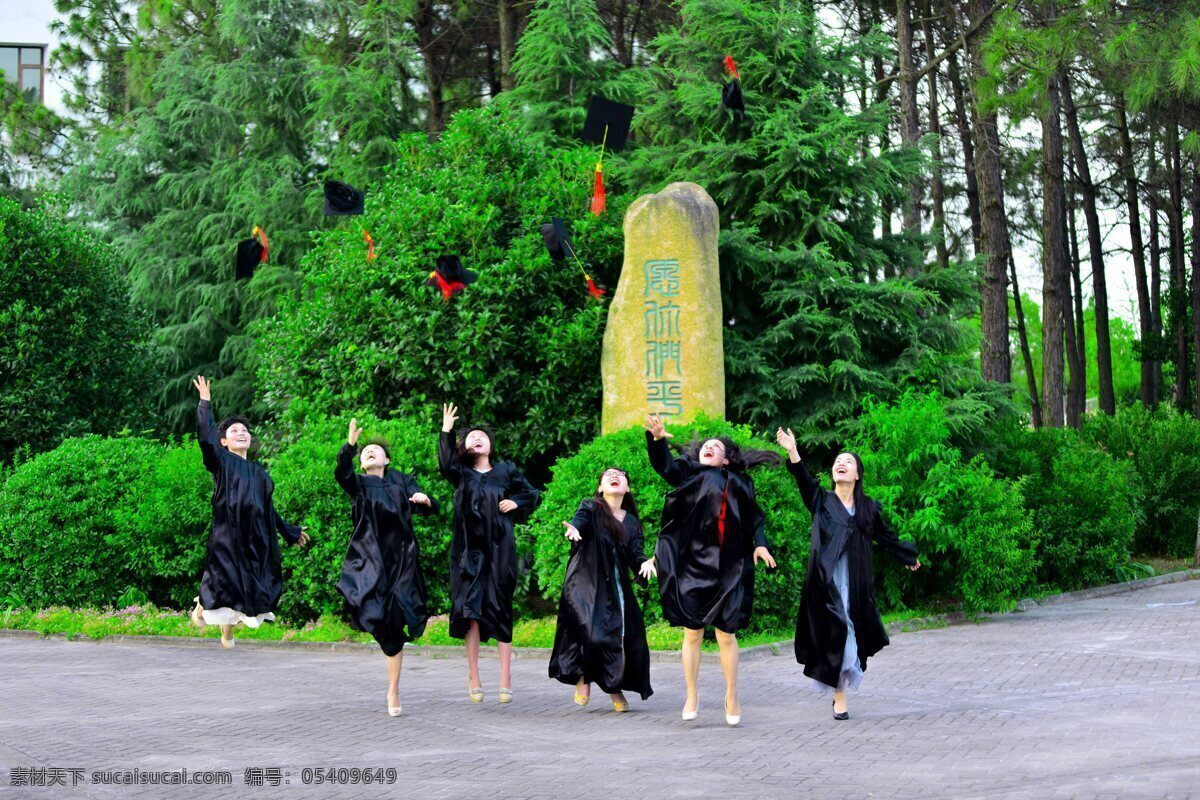 毕业季 毕业 学士服 绿色背景 青春 女孩 人物图库 女性女人