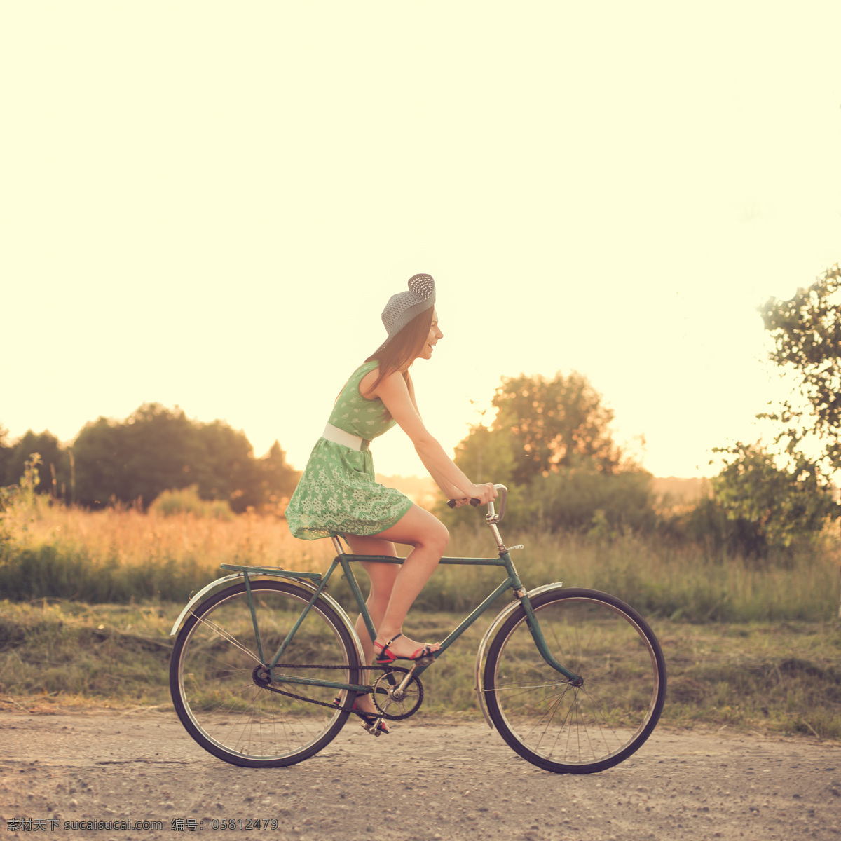 骑 自行车 性感美女 美女 骑车 骑行运动 单车 体育运动 生活百科 白色