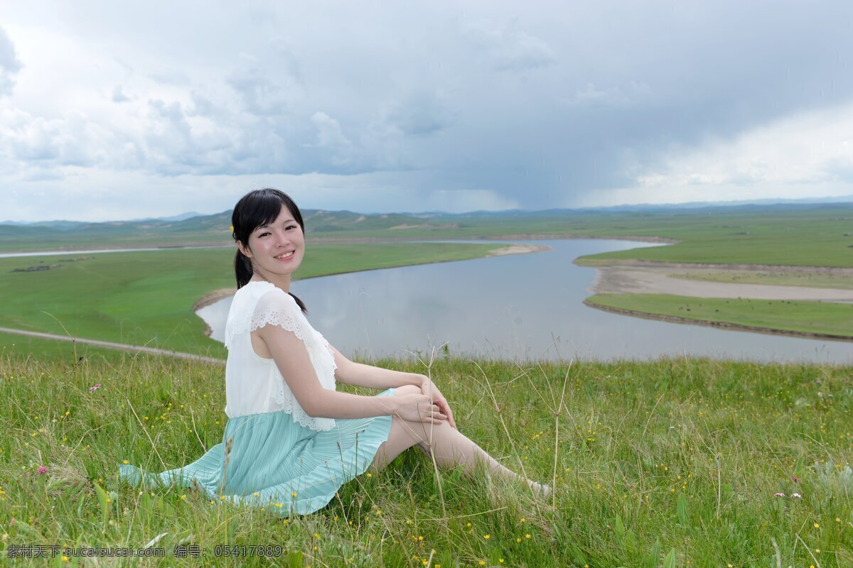 红原草原美女 气质美女 清纯美女 小清新 蓝天白云 草原 绿水 辽阔 美腿 高清美女 女性女人 人物图库