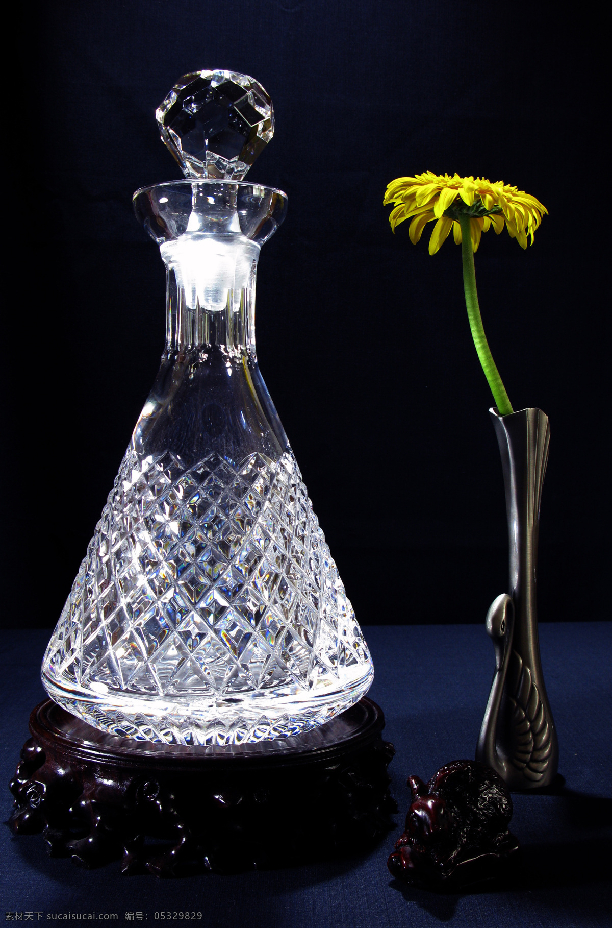 红葡萄酒 水晶 瓶 英国水晶器皿 水晶造型 雕花图案 手工切割 水晶瓶 收藏 鉴赏 文化艺术 传统文化 摄影图库