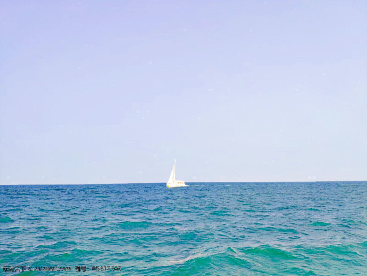 海平面与孤帆 海面 帆船 天空 海水 水天一色 旅游摄影 国内旅游