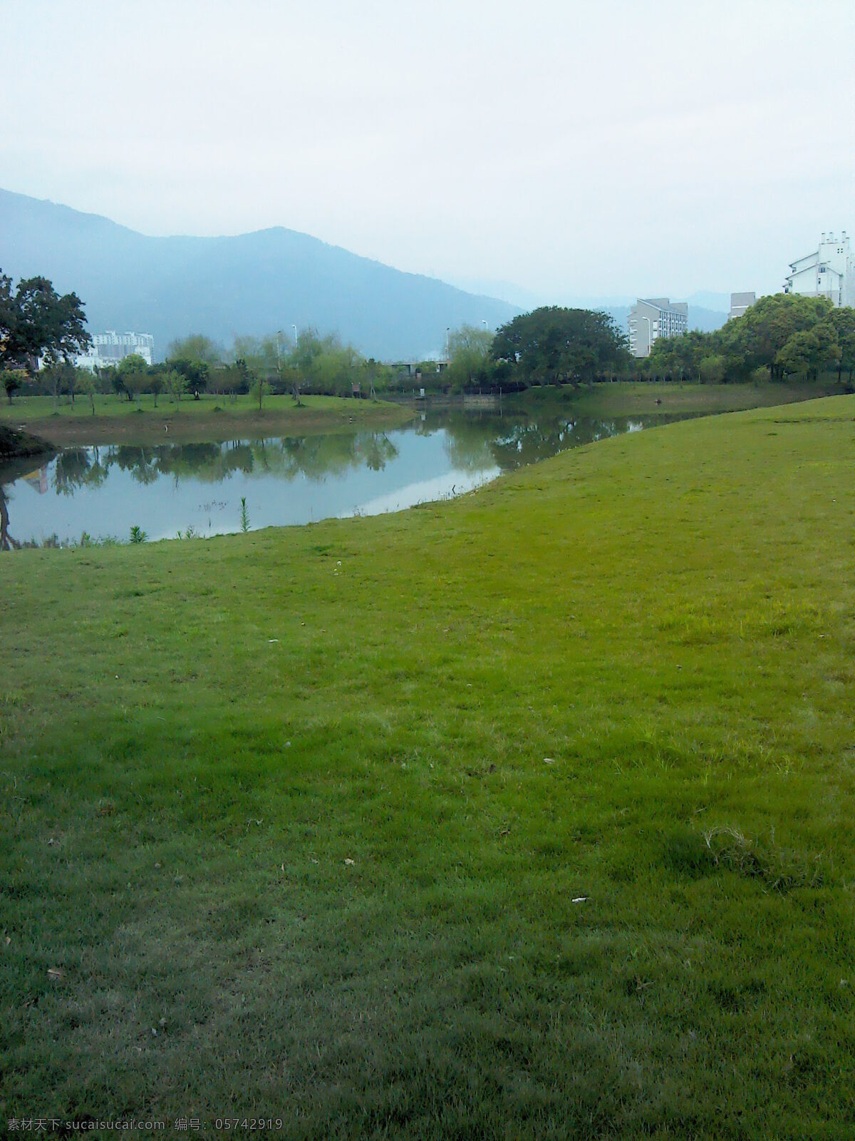 草坪 春天 湖水 绿色 山水风景 自然景观 远方的山 校园风光 psd源文件