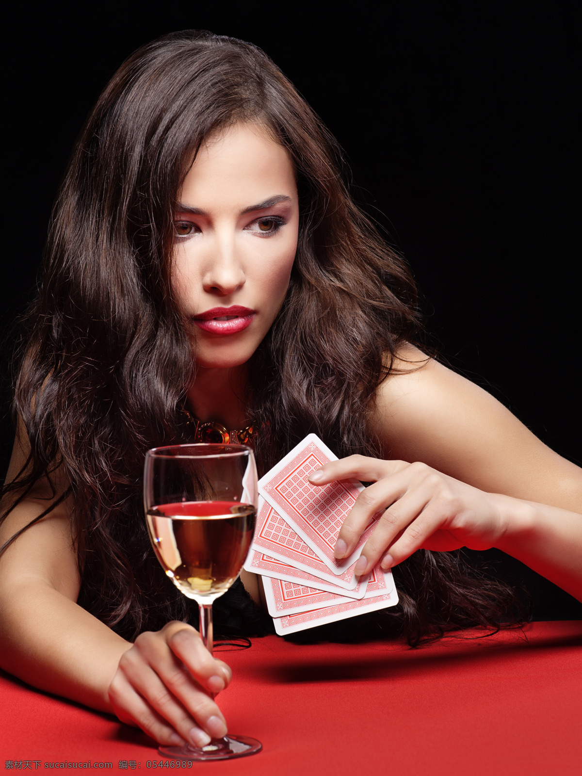 手 扑克牌 女人 手拿 高角杯 人物 美女图片 人物图片