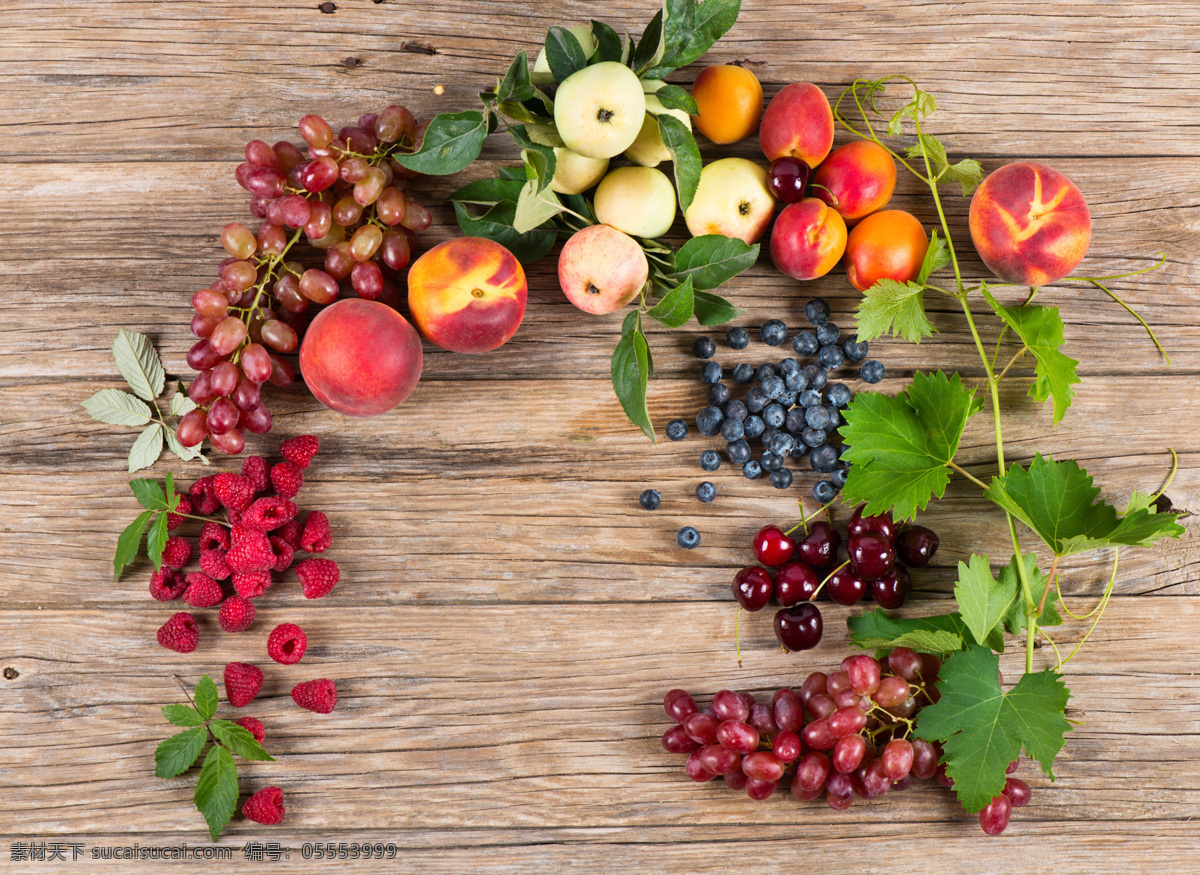 木板 各种各样 水果 苹果 桃子 树莓 提子 葡萄 新鲜水果 水果摄影 果实 水果蔬菜 餐饮美食 水果图片