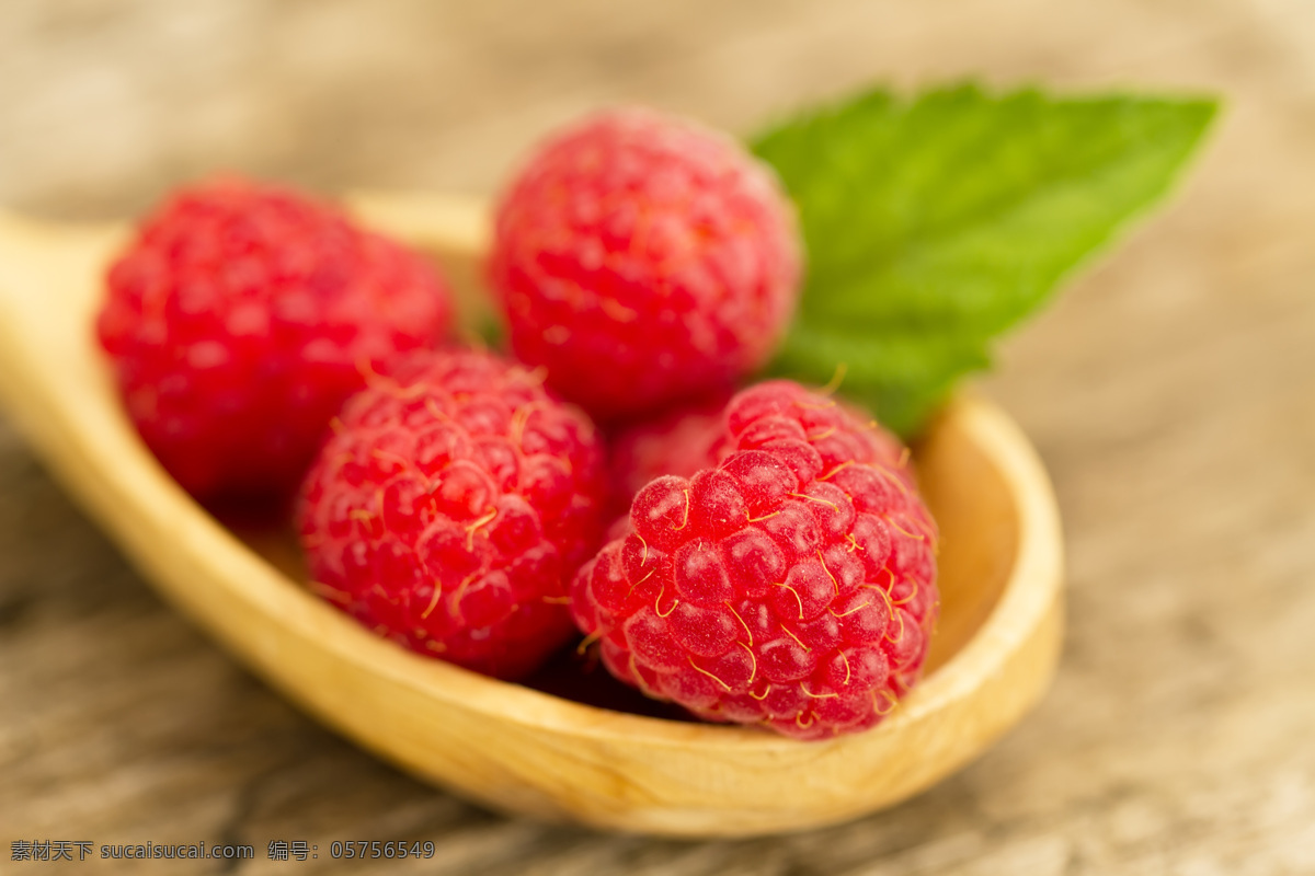 木勺 里 覆盆子 新鲜树莓 新鲜水果 水果摄影 果实 水果蔬菜 水果图片 餐饮美食