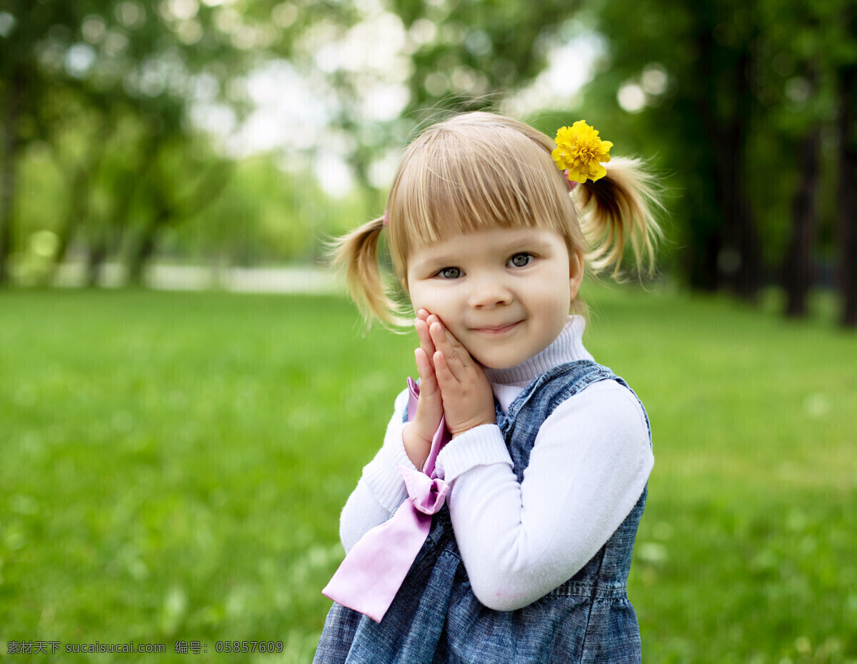 可爱 小女孩 f女孩 外国妇孩 草地 草坪 动作 树 人物摄影 儿童图片 人物图片