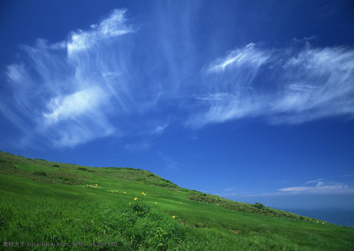 蓝天 下 草地 美丽风景 风光 景色 草坡 蓝天白云 自然景象 自然景观 山水风景 四季风景 风景图片