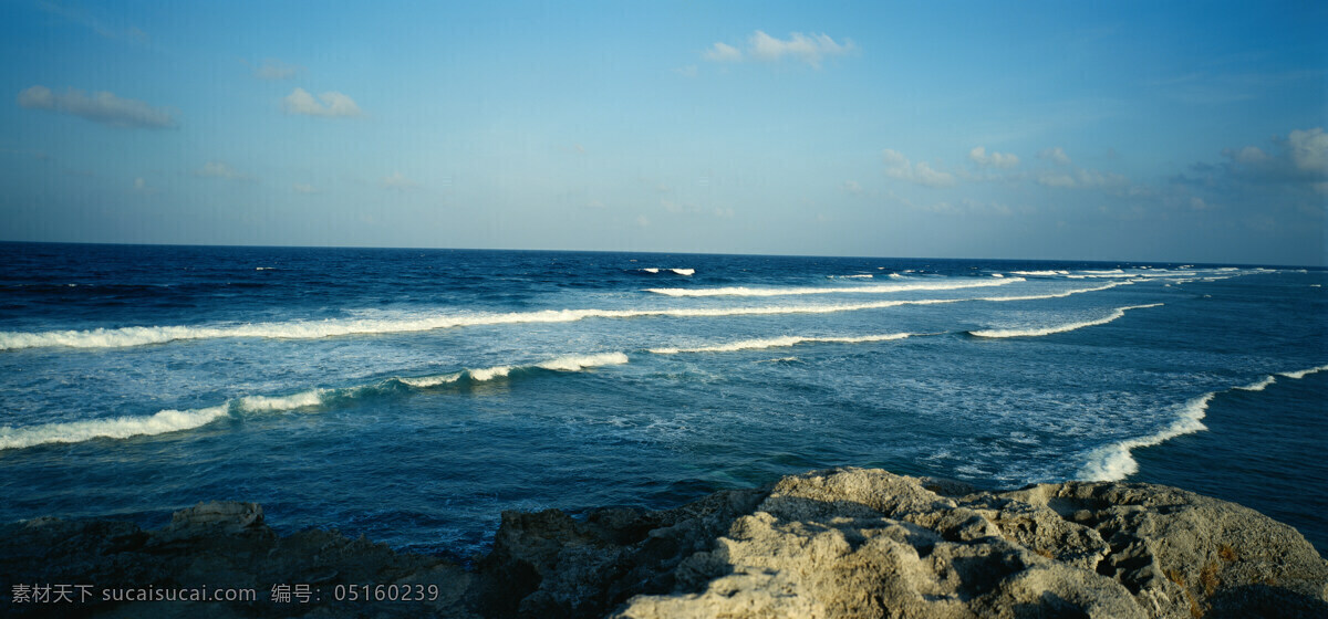 大海 风景如画 国内旅游 海岸 海滩 蓝天 浪花 旅游摄影 天 相连 海天相连 云朵 海平线 摄影图库 psd源文件