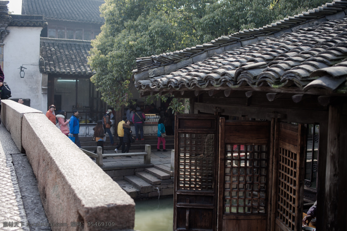 老屋顶 东栅西栅景区 乌镇风景 树草 池塘 房屋 蓝天白云 高清摄影 水 小河 树木 木桥 浙江 乌镇 国内旅游 旅游摄影