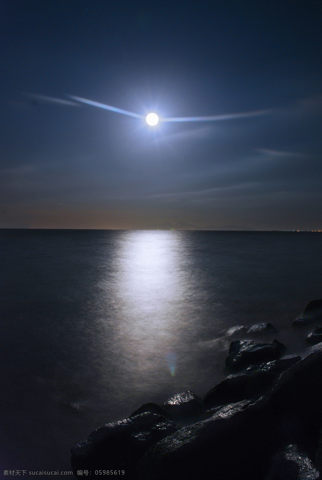 月亮 中秋月亮 夜空 圆月 大海 海边赏月 闪亮 皎洁月光 皓月当空 自然景色 自然景观 自然风景