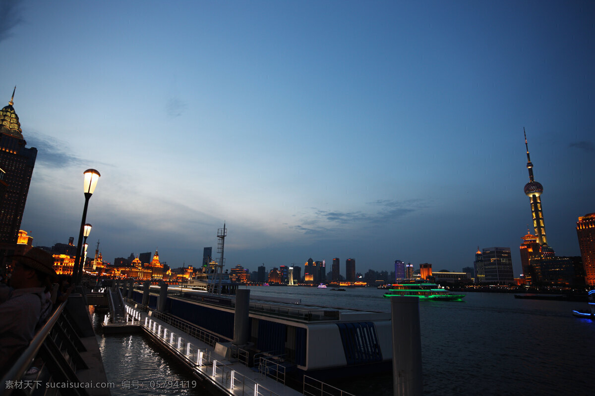 上海 浦江两岸 夜景 黄浦江 游船 外滩 万国建筑 陆家嘴 东方明珠 高楼林立 灯如繁星 清净夜空 滨江大道 游客 国际大都市 旅游城市 建筑景观 自然景观