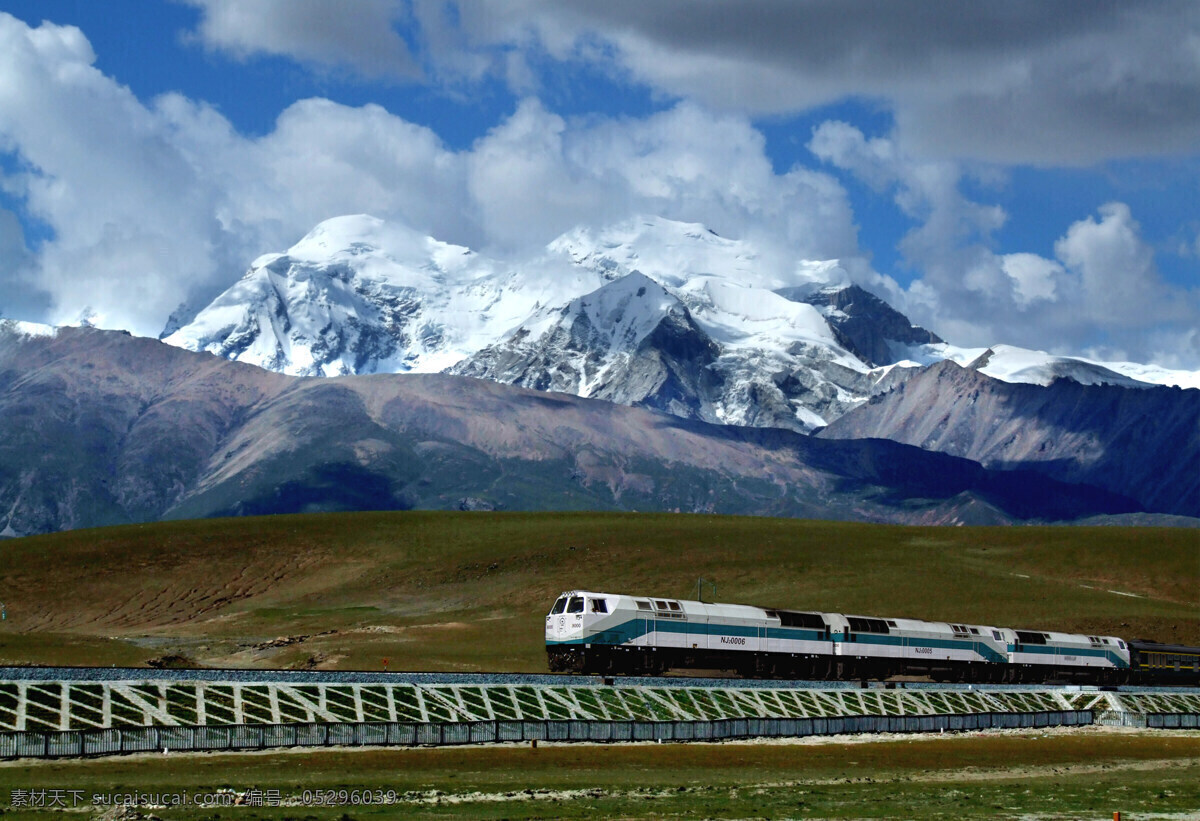 天上通途 通途 火车 雪山 蓝天 青藏铁路 铁路 西藏铁路 旅游摄影 摄影图库