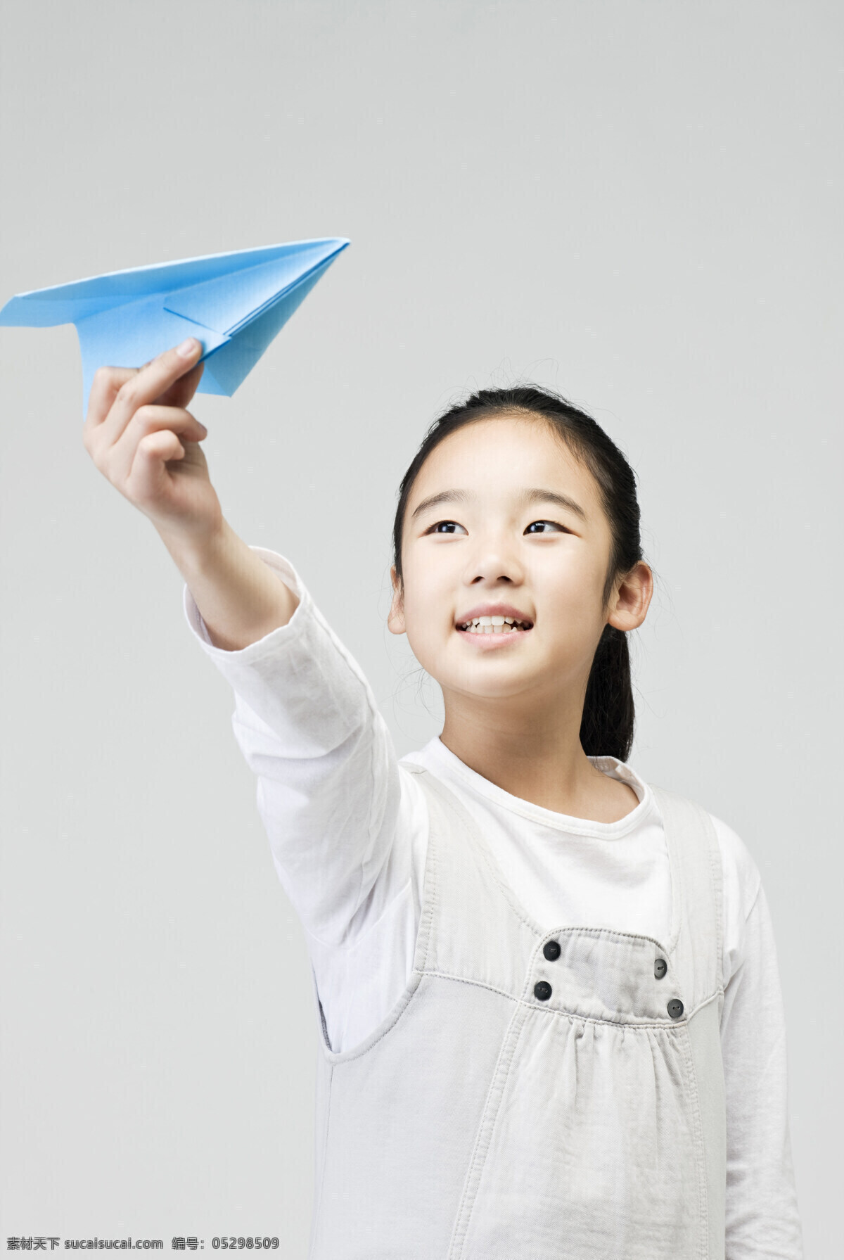 纸 飞机 可爱 女生 学生 同学 儿童 女孩 天真可爱 小学 学校 教育 纸飞机 摄影图 素材图库 高清图片 儿童图片 人物图片
