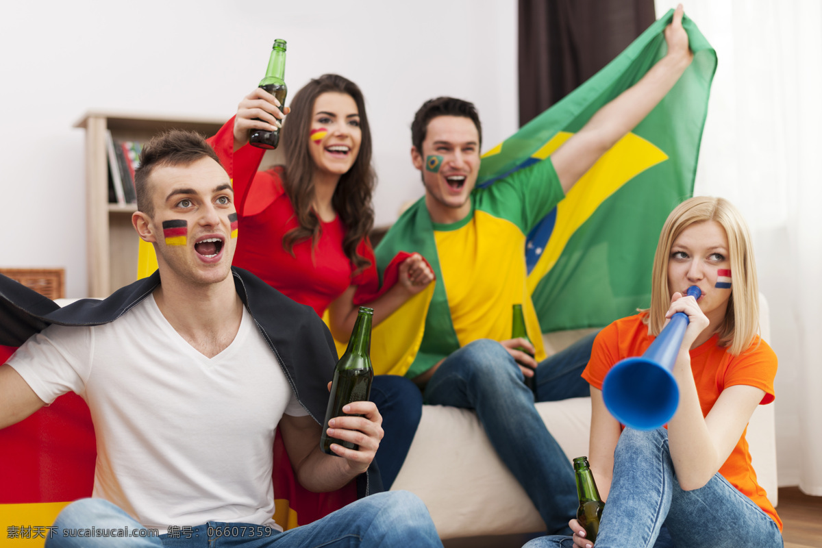 在家 看世界 杯 球迷 世界杯 喇叭 啤酒 旗帜 沙发 体育运动 生活百科