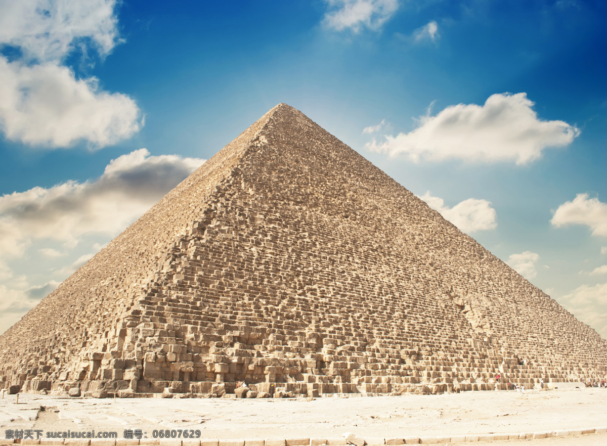 埃及 金字塔 景色 蓝天白云 埃及旅游景点 金字塔风景 美丽景色 古迹 旅游胜地 自然风景 自然景观 白色