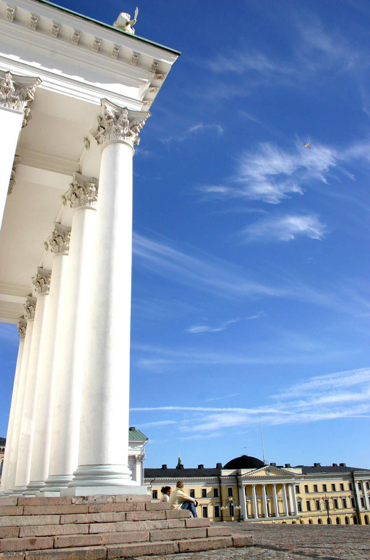 欧式 立柱 风景名胜 蓝天白云 摄影图库 自然景观 欧式立柱 高耸的立柱 台阶上的恋人 家居装饰素材