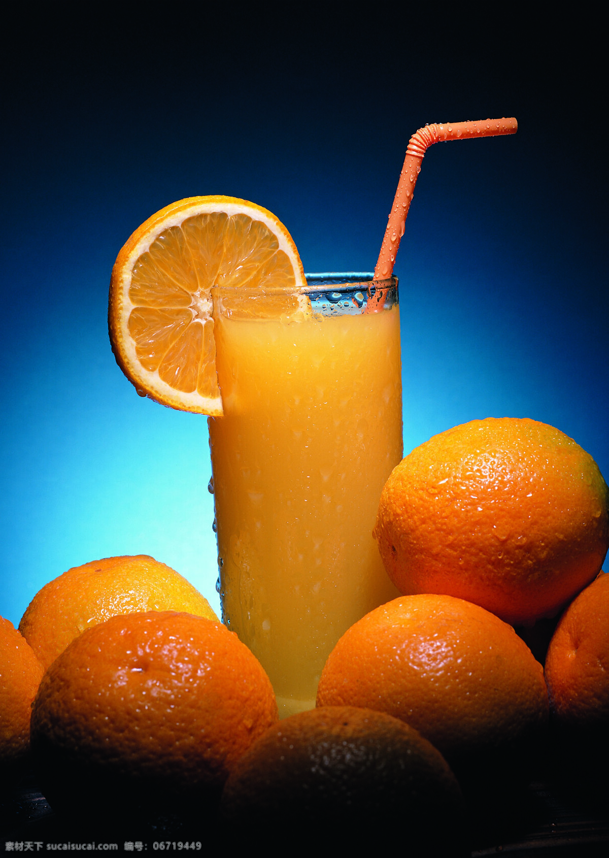 一杯 果汁 很多 橙子 饮料 水 吸管 喝饮料 杯子 玻璃杯 桌子 很多橙子 高清图片 酒类图片 餐饮美食