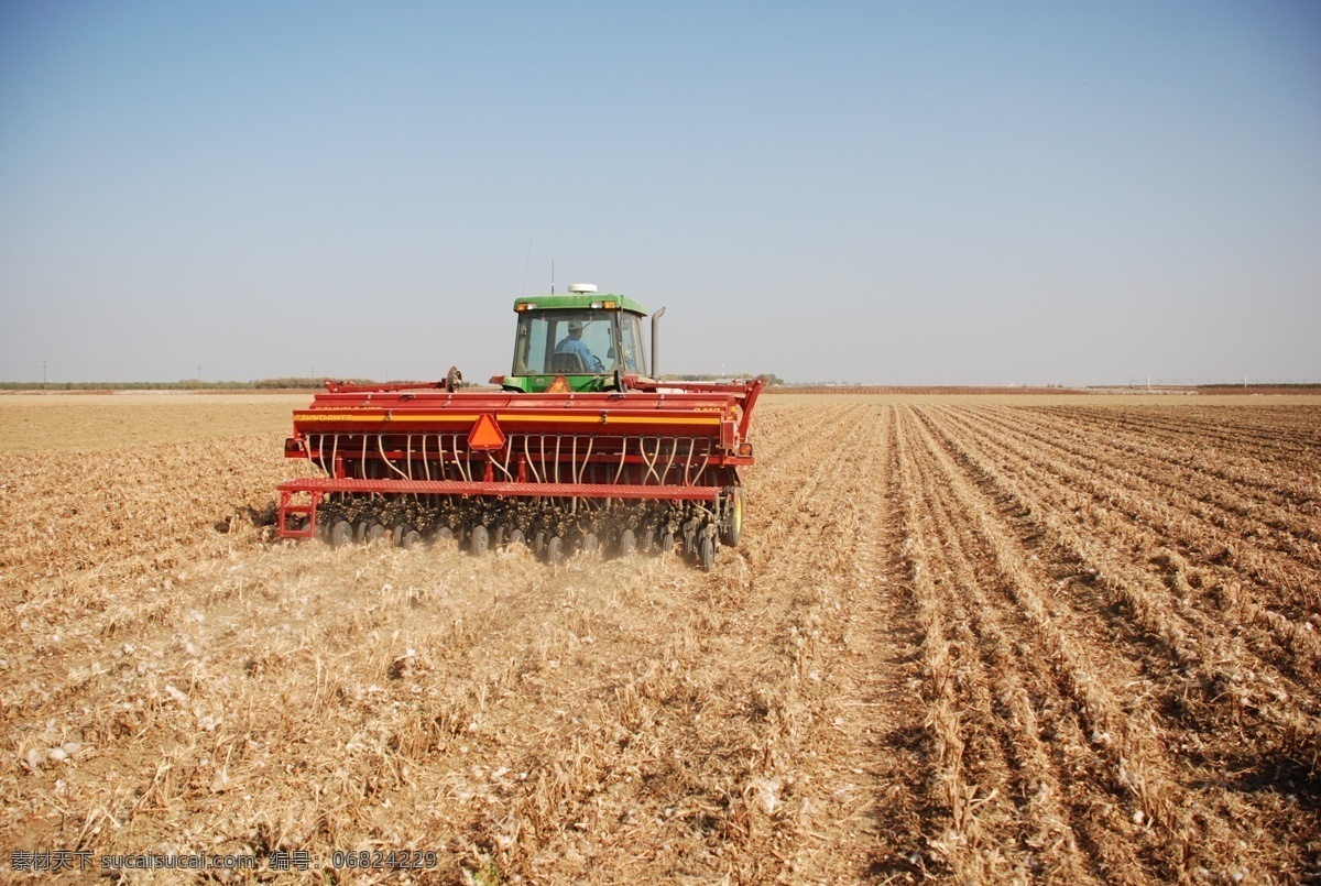 收割机 农业 现代化 小麦 丰收 一望无际 简洁 金色 农业生产 现代科技