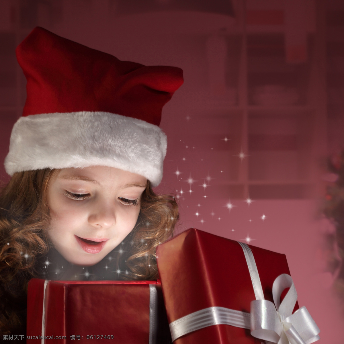 打开 圣诞 礼物 小女孩 女孩 圣诞礼物 礼盒 儿童 可爱女孩 圣诞节 儿童图片 人物图片
